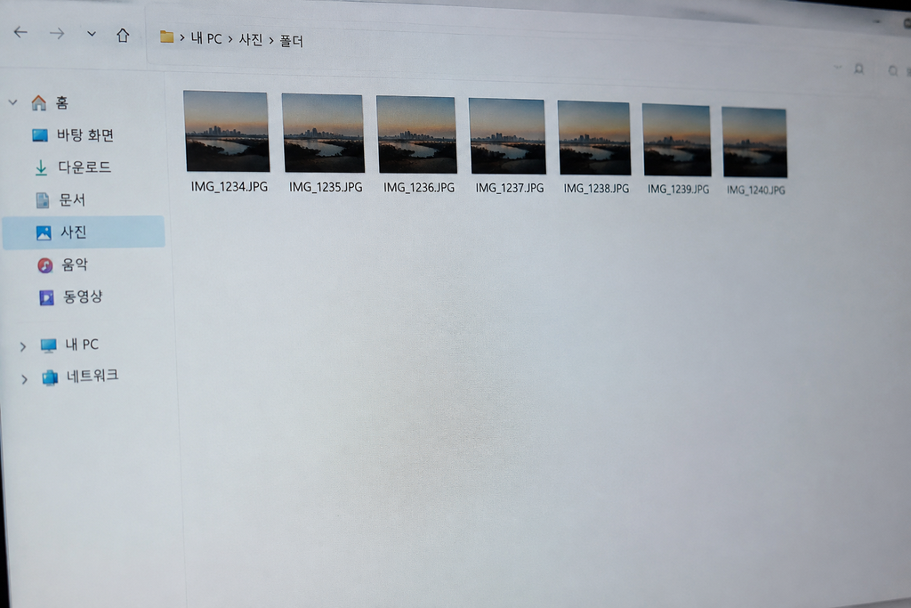 uploads 폴더에서 한 사진에 묶인 파일 6~7개가 함께 보이는 화면